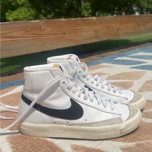 Nike Blazer Mid White 77 vintage Black and white High-Top Sneakers